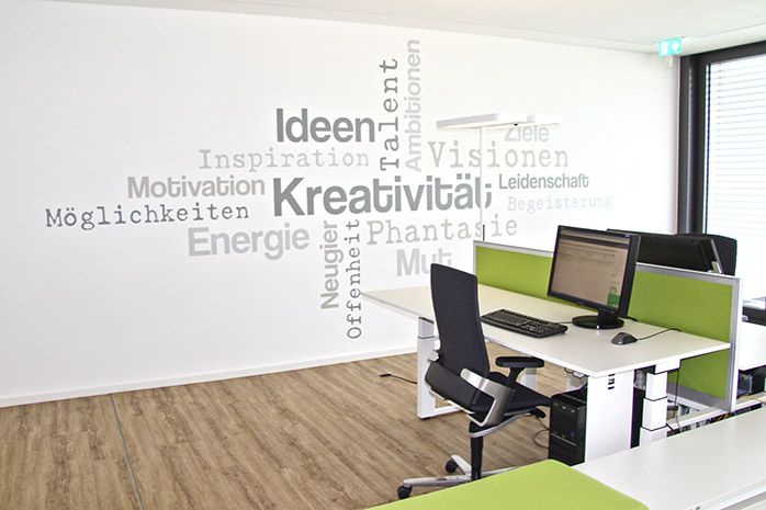 motivierendes Wandtattoo im Büro von Designscape